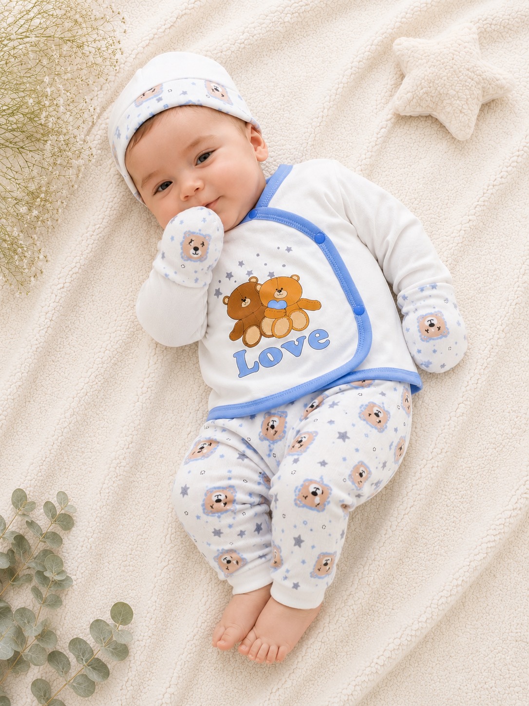 Kit de Naissance 5 Pièces en Coton Doux – Motif Ourson "Love" (Gilet, Pantalon, Bonnet et Moufles)